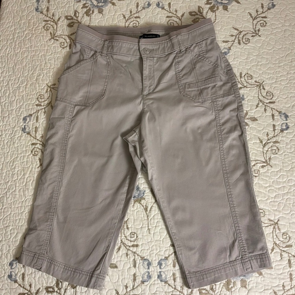 Lee Capris Women 10 Medium Khaki Excellent Relaxed Fit Cropped Pants